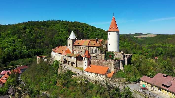 외관 벽 건축양식 하늘 동화 파노라마 풍경 사람없음 건물 파란색 탑 힘 궁전 바위 성 중세 역사 숲 언덕 체코 강화 고딕 공화국 드론 랜드마크 보헤미아 옛날 왕국 웅장함 4K MP4 해외동영상 클립영상 건축물 건축 유럽 나라 컬러 고건축 촬영기법 돌_바위 동영상 파일형식