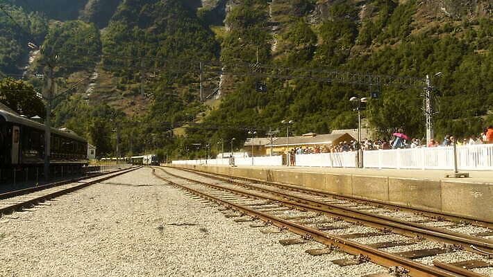 주간 나무 여행 교통시설 자연 산 노르웨이 사람없음 파란색 강 여행객 계곡 기차 보트 숲 크루즈 언덕 트랙 북쪽 스칸디나비아 피오르 4K MOV 해외동영상 클립영상 자연요소 식물 유럽 육상교통 컬러 교통 대중교통 사람 배 방향 시설 생태계 지형 동영상 선박 파일형식