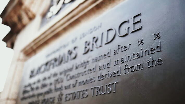 영어 유럽 문화 섬 여행 비즈니스 건축양식 텍스트 하늘 영국 잉글랜드 거리 파노라마 풍경 사람없음 건물 물 단어 강 도시풍경 갈색 바위 도시 편지 런던 타운 동영상 랜드마크 명패 수도권 템스강 레터링 MOV 해외동영상 클립영상 자연요소 문자 건축물 건축 나라 컬러 촬영기법 돌_바위 지역 파일형식