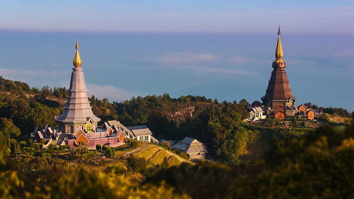전통 종교 문화 여행 불교 건축양식 태국 자연 하늘 바람 산 국립공원 사람 사람없음 야외 건물 컬러풀 여행객 탑 계곡 황혼 일몰 안개 사찰 숲 언덕 장면 스카이라인 랜드마크 사리탑 절정 타임랩스 MOV 해외동영상 클립영상 자연요소 건축물 공원 건축 아시아 컬러 종교건축 날씨 촬영기법 노을 생태계 동영상 파일형식