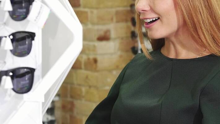 라이프스타일 디자인 여자 안경 종류 한명 성인 선글라스 섹시 유행 판매 세일 상점 화려 닫기 구매 가격 쇼핑몰 고객 시력 비전 소매 돌봄 스타일 검안사 제의 4K MOV 해외동영상 클립영상 직업 1 잡화 컨셉 모션 사람 생활 쇼핑 동영상 파일형식 안경사