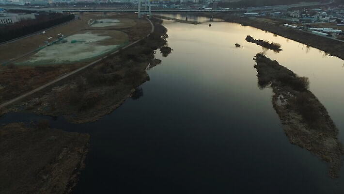 나무 지구 호수 섬 백그라운드 겨울 밭 자연 하늘 한국 안테나 파노라마 사람없음 야외 건물 물 파란색 강 새벽 흰색 개울 급류 저녁 작음 땅 커뮤니티 남쪽 내추럴 드론 4K MOV 해외동영상 클립영상 자연요소 식물 건축물 계절 아시아 컬러 농업 통신 촬영기법 야간 크기 방향 생태계 동영상 파일형식