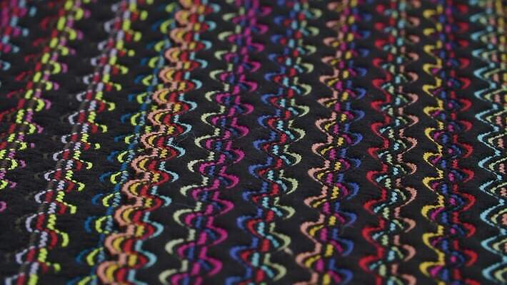 디자인 컬러 백그라운드 패턴 모션 표면 추상 사람없음 장식 컬러풀 검은색 수확 직물 면 주름 실 닫기 천 묘사 질감 부드러움 자수 섬유 솜털 느림 짜임 내추럴 4K MOV 해외동영상 클립영상 무늬 농업 감각 동영상 파일형식