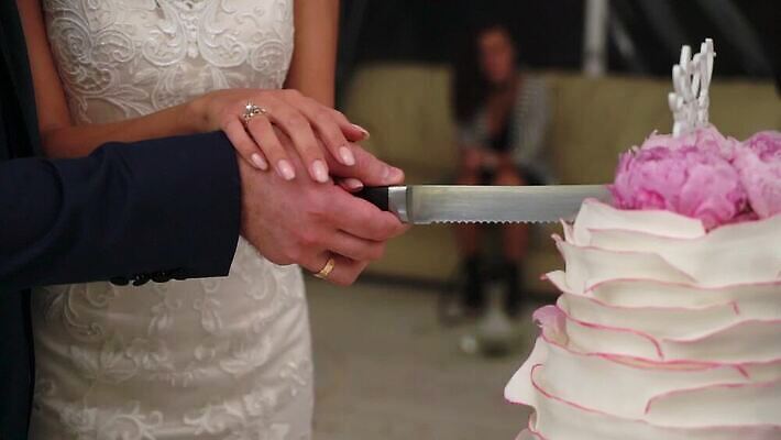 전통 커플 드레스 여자 기념일 남자 음식 분홍색 조각 신랑 결혼 신혼부부 탁자 결혼식 디저트 기념 함께함 실내 관리 사탕 사랑 사람 정장 이벤트 장식 파티 케이크 흰색 축하 잡기 생일 칼 달콤 맛 자르기 먹기 접수 맛있는 MOV 해외동영상 클립영상 부부 옷 감정 컬러 가구 컨셉 관계 모션 내부 신혼 동영상 파일형식