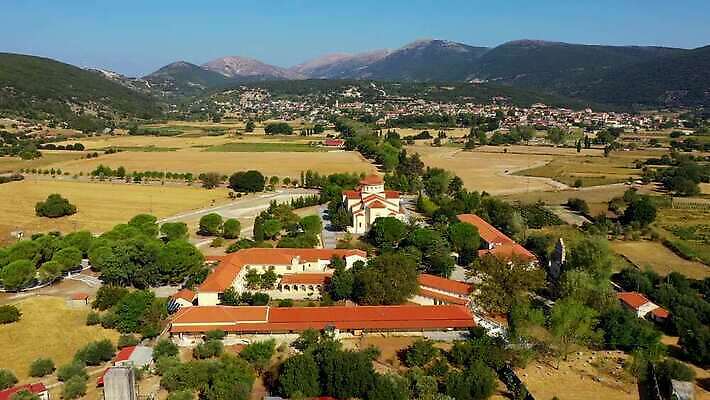 나무 전통 종교 섬 여행 건축양식 휴가 사람없음 건물 초록색 성당 교회 정원 맑음 역사 성자 지중해 그리스 신성 수도원 그리스인 랜드마크 비잔틴 옛날 4K MP4 해외동영상 클립영상 서양인 식물 건축물 건축 유럽 바다 컬러 종교건축 날씨 동영상 제국 파일형식