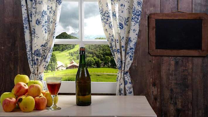 전통 음료 음식 과일 창문 유리 탁자 주택 건강 사람없음 목재 주스 낭만 수확 시골 긴급 알코올 신선 달콤 사과 상품 유기농 내추럴 노르망디 바이오 식초 핸드메이드 4K MP4 해외동영상 클립영상 나무 웰빙 가구 컨셉 농업 재료 재질 건물 맛 동영상 파일형식