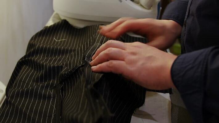 직업 손 디자인 드레스 옷 산업 컨셉 비즈니스 직장 한명 정장 취미 유행 장비 직물 업무 작업실 실 제조 빨래 바느질 디자이너 자르기 철 측정 테이프 장인 재단 재단사 다리미질 방법 핸드메이드 스타일 4K MP4 해외동영상 클립영상 1 가사 회사 모션 문구용품 사람 신체부위 작업 동영상 파일형식