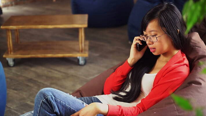 직업 라이프스타일 긴머리 여자 행복 안경 인터넷 비즈니스 통신 성공 모바일 세포 대화 한명 미소 웃음 동양인 20대 성인 빨간색 스마트폰 핸드폰 카페 청바지 비즈니스우먼 정상 스마트 부름 다락방 채팅 4G 4K MOV 해외동영상 클립영상 1 헤어스타일 잡화 감정 컬러 컨셉 바지 모션 표정 IT 말하기 사람 인종 청년 생활 전자제품 스마트기기 상점 직장인 동영상 파일형식