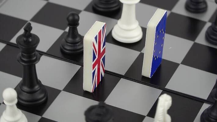 유럽 컨셉 관계 모션 협력 영국 잉글랜드 협상 사람없음 글로벌 유로 게임 깃발 원형 체스 선택 계획 대표 토론 강의 투표 심볼 싸움 체스판 도미노 떠남 외교 위기 유럽연합 응답 전국 정부 정치 정치가 회원 4K MP4 해외동영상 클립영상 도형 직업 나라 돈 비즈니스 놀이 선거 동영상 파일형식