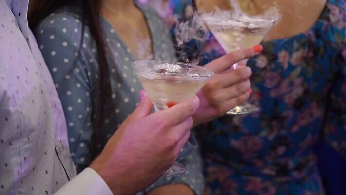 백인 손 여자 기념일 남자 음료 결혼 와인잔 응원 유리 성공 휴가 기념 주류 사람 이벤트 성인 파티 식당 와인 축제 흰색 축하 알코올 잡기 칵테일 바 생일 액체 샴페인 토스트 유리그릇 메를로 양조장 스플래쉬 MOV 해외동영상 클립영상 서양인 그릇 빵 컬러 컨셉 술잔 모션 재질 신체부위 상점 동영상 파일형식