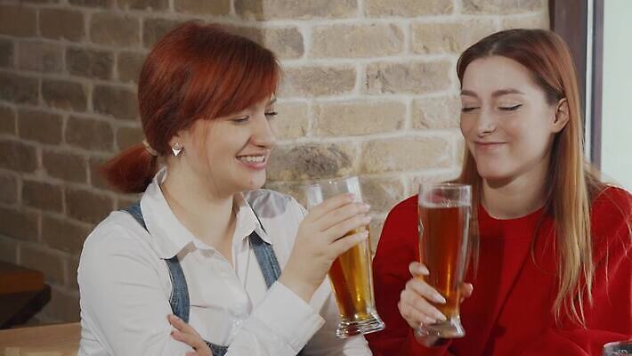 라이프스타일 여자 문화 음료 유리 맥주 생맥주 사람 성인 두명 청춘 파티 식당 축제 카페 기쁨 머그컵 추위 축하 표현 알코올 바 시원함 상쾌 건배 토스트 아일랜드 양조 양조장 옥토버페스트 맛있는 4K MOV 해외동영상 클립영상 감정 유럽 빵 컨셉 재질 주류 이벤트 생활 컵 상점 동영상 파일형식