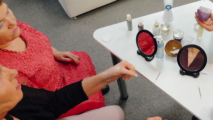 백인 손 여자 노년 산업 회사 통신 함께함 사람 두명 화장품 시험 잡기 발표 그룹 선택 60대 상품 은퇴 전시회 고객 크림 상업 쇼 매각 시범 옛날 신청 사교적 MOV 해외동영상 클립영상 서양인 교육 컨셉 비즈니스 모션 성인 신체부위 뷰티 전시 동영상 파일형식