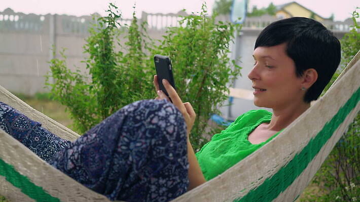 백인 라이프스타일 여자 행복 인터넷 텍스트 통신 모바일 짧은머리 주택 갈색머리 세포 한명 사람 성인 야외 스마트폰 핸드폰 메시지 무선전화기 스마트 해먹 온라인 뒤뜰 채팅 힙스터 셀룰러 4G 4K MOV 해외동영상 클립영상 서양인 1 헤어스타일 패션 감정 컨셉 IT 건물 생활 전자제품 스마트기기 침대 전화기 동영상 파일형식