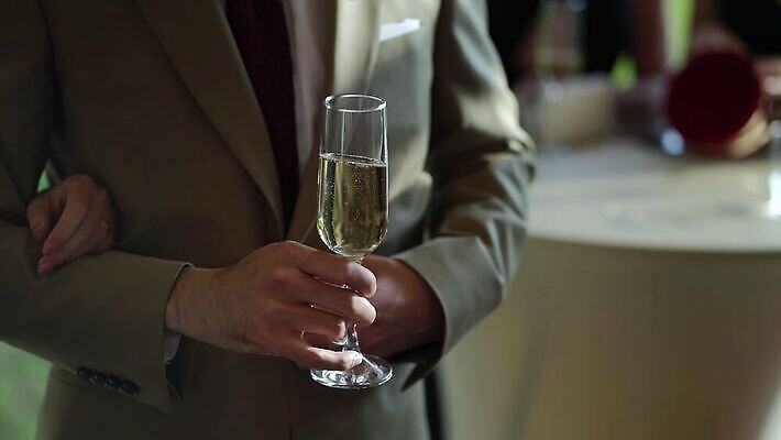 백인 손 여자 기념일 남자 음료 결혼 와인잔 응원 유리 성공 휴가 기념 주류 사람 이벤트 성인 파티 식당 와인 축제 흰색 축하 알코올 잡기 칵테일 바 생일 액체 샴페인 토스트 유리그릇 메를로 양조장 스플래쉬 MOV 해외동영상 클립영상 서양인 그릇 빵 컬러 컨셉 술잔 모션 재질 신체부위 상점 동영상 파일형식