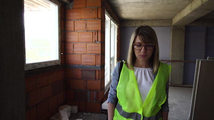 백인 직업 산업 안경 얼굴 비즈니스 공장 성공 노동자 직장 한명 안전 사람 성인 내부 건물 노란색 장비 조끼 업무 작업 자신감 엔지니어 보호 안전모 헬멧 건축가 땅 아래 시설 형광등 감독관 공학 건축업자 투자자 프로젝트 4K MOV 해외동영상 클립영상 서양인 1 건축물 잡화 교육 건축 감정 컬러 컨셉 회사 공업 전등 신체부위 외투 기술자 안전장비 보호장비 방향 투자 위치 동영상 파일형식