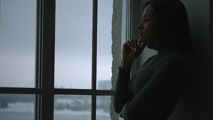 라이프스타일 옷 감정 얼굴 흑인 백그라운드 생각 스트레스 실내 한명 유행 기댐 침묵 고통 슬픔 좌절 고독 지루함 불안 고민 다문화 다인종 문제 긴장 세대 내추럴 몽상가 배려 부정적 심각 우울감 우울증 혼란 혼자 스타일 밀레니얼 4K MOV 해외동영상 클립영상 서양인 1 컨셉 모션 사람 인종 내부 생활 신체부위 경제 소리 질병 사회이슈 동영상 파일형식