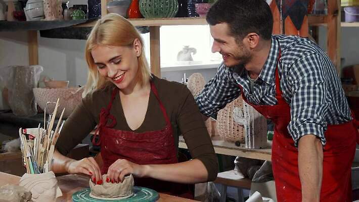 직업 전통 커플 행복 문화 조각 지도 데이트 사업가 성공 휴식 창조 미술 취미 두명 학습 교사 업무 도움 도자기 가르침 작업실 제조 냄비 공예 예술가 점토 수공예 도예가 조각가 핸드메이드 헬프 4K MOV 해외동영상 클립영상 교육 감정 컨셉 관계 문화예술 사람 작업 솥 동영상 파일형식