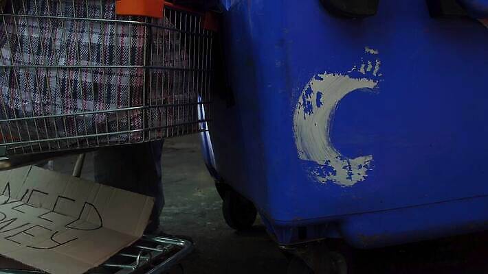 응시 음식 돈 가방 거리 한명 서기 야외 재활용 코트 쓰레기통 좌절 쓰레기 가난 수집 버리기 배고픔 검색 문제 포인트 거지 구걸 노숙자 혼자 비어있는 4K MP4 해외동영상 클립영상 1 시선 잡화 감정 컨셉 모션 사람 금융 외투 재산 친환경 동영상 파일형식