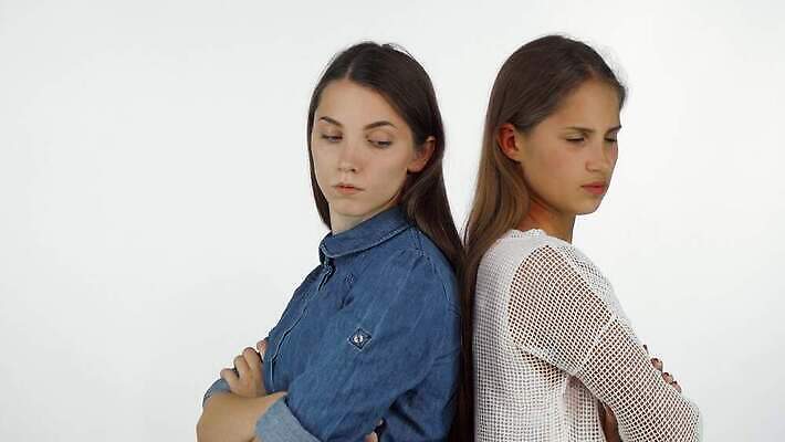 백인 학생 라이프스타일 여자 감정 2 통신 가족 갈색머리 함께함 사람 소녀 두명 친구 청춘 우정 분노 짜증 표현 유머 자매 싸움 문제 언니 부정적 이슈 정확 4K MOV 해외동영상 클립영상 서양인 헤어스타일 어린이 컨셉 관계 모션 생활 동영상 파일형식