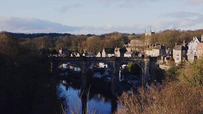 유럽 여행 건축양식 자연 잉글랜드 풍경 사람없음 야외 초록색 파란색 강 반사 여행객 맑음 검은색 봄 기차 도시 요크셔테리어 아치 방문 북쪽 타운 일반 공학 건너기 구름다리 랜드마크 로마인 옛날 인기 4K MOV 해외동영상 클립영상 계절 교육 건축 나라 육상교통 컬러 모션 날씨 영국 대중교통 사람 인종 다리_건축물 테리어 방향 생태계 동영상 파일형식