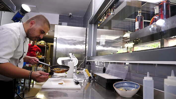 접시 음식 조각 오리 육류 요리 파티 주방 요식업 식당 축제 식사 저녁식사 튀김 흰색 축하 신선 칼 고급 난로 자르기 만족 슬라이스 간 젤리 거위 프랑스어 치프 맛있는 4K MOV 해외동영상 클립영상 문자 식기 감정 산업 컬러 컨셉 식재료 모션 조류 디저트 이벤트 상점 장기_의학 난방기 동영상 파일형식