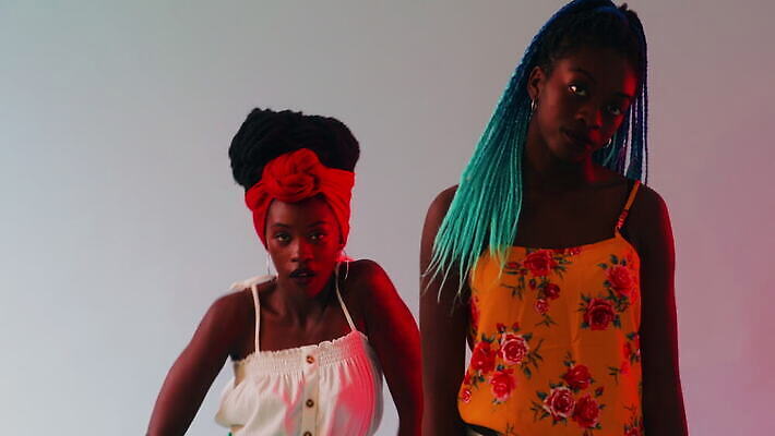 스튜디오촬영 라이프스타일 긴머리 웰빙 여자 음악 가족 관계 청소년 미소 웃음 20대 두명 10대 빨간색 뷰티 우정 활발 연주자 댄서 에너지 신선 비교 유머 찡그림 정상 언니 터번 장식술 성인여자만 4K MOV 해외동영상 클립영상 직업 헤어스타일 감정 컬러 컨셉 문화예술 실내 표정 사람 청년 생활 장식 친구 음악가 자매 머리장식 동영상 여자만 성인만 파일형식