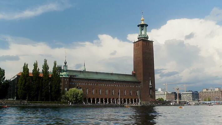 구름 스웨덴 사람없음 건물 쇼핑 도시풍경 도시 센터 도심 정사각형 스카이라인 시청 스칸디나비아 스톡홀름 MOV 해외동영상 클립영상 자연요소 도형 건축물 북유럽 풍경 관공서 동영상 파일형식