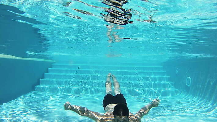 백인 남자 수영복 중년 여행 아프리카 휴가 휴식 수영장 탈의 한명 야외 여름 운동복 수중 수영 거품 스페인 남아프리카 침몰 케이프타운 스플래쉬 남유럽 4K MOV 해외동영상 클립영상 서양인 1 옷 계절 유럽 나라 컨셉 사람 성인 수상스포츠 동영상 남아프리카공화국 파일형식