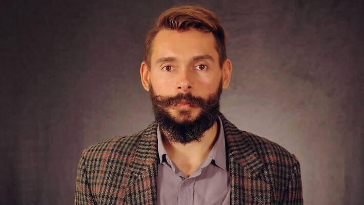 백인 라이프스타일 손 남자 감정 얼굴 백그라운드 손가락 수염 키스 실내 한명 미소 사람 30대 유행 재킷 우승 콧수염 즐거움 사인 보여주기 승자 진짜 필승 힙스터 표현성 밀레니얼 4K MOV 해외동영상 클립영상 서양인 1 패션 모션 표정 내부 생활 신체부위 장년 경제 외투 최고 애정표현 동영상 파일형식