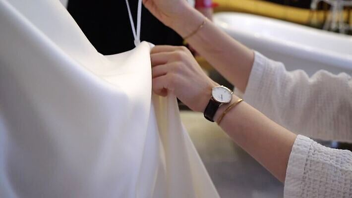 백인 손 드레스 옷 여자 딸 리본 결혼 신혼부부 결혼식 기념 이벤트 성인 뷰티 유행 귀여움 낭만 흰색 축하 가운 고급 우아함 닫기 묘사 들러리 착용 코르셋 헬프 스타일 놓기 MOV 해외동영상 클립영상 서양인 부부 컬러 컨셉 가족 모션 사람 신체부위 도움 신혼 동영상 하객 파일형식