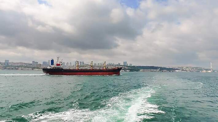 유럽 아시아 문화 바다 여행 건축양식 교통시설 하늘 주택 이스탄불 뿔 풍경 사람없음 건물 물 도시풍경 여행객 탑 일몰 화물 도시 만 보트 역사 모스크 지역 동쪽 칠면조 랜드마크 보스포루스 옛날 유조선 콘스탄티노플 4K MP4 튀르키예 해외동영상 클립영상 자연요소 건축물 건축 나라 교통 배_교통 조류 사람 노을 운송업 이슬람교 방향 시설 동영상 파일형식