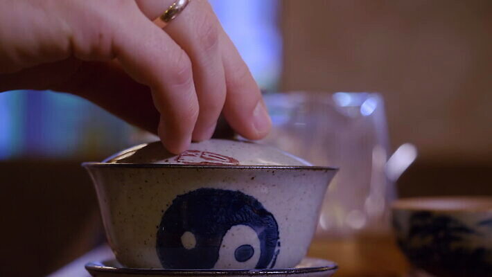 전통 손 남자 주전자 주류 컵 물 빛 일본 중국 화목 뜨거움 도자기 그리기 사발 붓기 차 맛 수증기 찻잔 사인 향기 냄새 아로마 점토 항공촬영 투입 핸드메이드 MOV 해외동영상 클립영상 자연요소 식기 아시아 음료 뷰포인트 컨셉 모션 주방용품 잔 사람 신체부위 사기그릇 동영상 파일형식