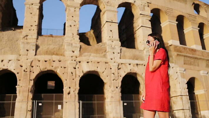 백인 라이프스타일 계절 여자 행복 유럽 여행 건축양식 가족 엄마 휴가 한명 사람 성인 야외 건물 스마트폰 여행객 카메라 사진촬영 이탈리아 흰색 역사 로마 콜로세움 원형경기장 랜드마크 옛날 MOV 해외동영상 클립영상 서양인 1 건축물 건축 감정 나라 컬러 스포츠시설 관계 생활 전자제품 핸드폰 스마트기기 촬영 경기장 동영상 파일형식