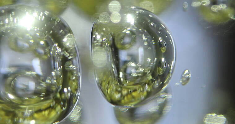 스튜디오촬영 모양 디자인 파도 컬러 백그라운드 패턴 와인잔 유리 추상 주류 실내 미술 사람없음 장식 물 빛 반사 노란색 환경 디지털 와인 거품 흰색 바 액체 닫기 질감 유리그릇 고립 브랜디 신맛 위스키 효과 4K MOV 해외동영상 클립영상 자연요소 그릇 음료 바다 무늬 술잔 모션 재질 문화예술 내부 맛 동영상 파일형식