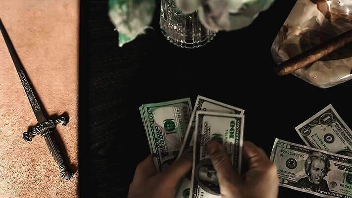 손 응시 행복 백그라운드 지폐 돈 비즈니스 탁자 성공 앉기 사람없음 내부 금융 달러 검은색 이탈리아 거래 잡기 비즈니스맨 범죄 재산 떨어짐 주기 복고 뇌물 단검 깡패 고립 마피아 불법 승자 옛날 많음 4K MP4 해외동영상 클립영상 시선 남자 감정 유럽 무기 컬러 가구 컨셉 모션 신체부위 경제 직장인 검 동영상 파일형식