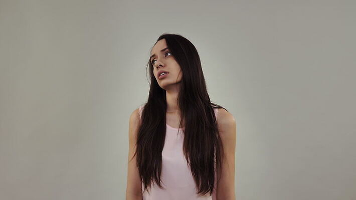 백인 라이프스타일 손 여자 백그라운드 스트레스 실내 피곤 한명 사람 20대 성인 촬영 권총 총 슬픔 발사 불안 고민 걱정 불행 업무과다 긴장 과로 바보 우울감 우울증 자살 밀레니얼 4K MOV 해외동영상 클립영상 서양인 1 감정 무기 컨셉 청년 내부 생활 신체부위 경제 업무 질병 동영상 파일형식