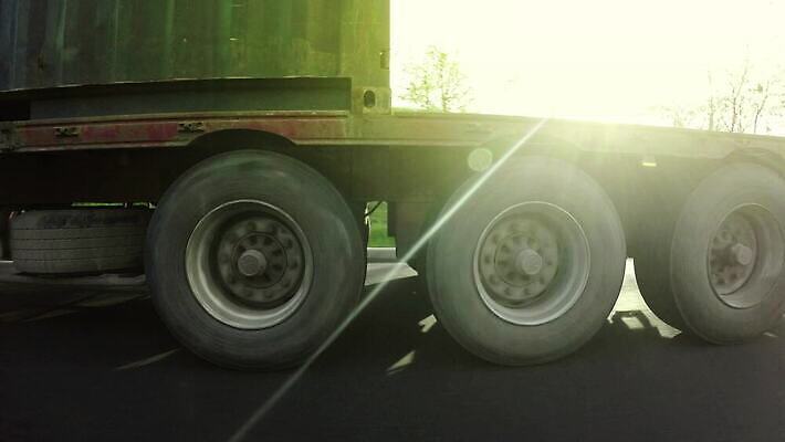 산업 도로 여행 비즈니스 교통시설 모션 사람없음 글로벌 태양 일출 일몰 운전 트럭 화물 고속도로 컨테이너 서비스 속도 상업 수납 짐차 무거움 트레일러 물류 추적 4K MP4 해외동영상 클립영상 자연요소 길 교통 자동차 노을 운송업 무게 시설 동영상 파일형식