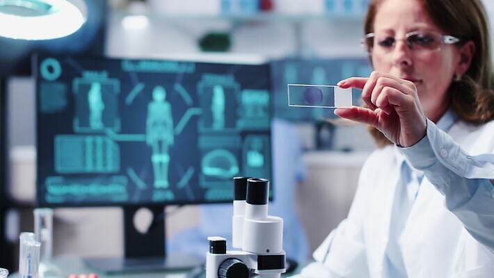 직업 여자 남자 산업 과학 건강 현미경 실험 사람 스터디 컴퓨터 약 스크린 장비 의사 코트 업무 작업 그룹 센터 실험실 연구원 과학자 분석 시설 생물학 튜브 공학 발견 조제 개발 돌봄 백신 유전 화학자 4K MOV 해외동영상 클립영상 교육 컨셉 의학 모션 실험기구 전자제품 학습 외투 의료진 만들기 동영상 학자 파일형식