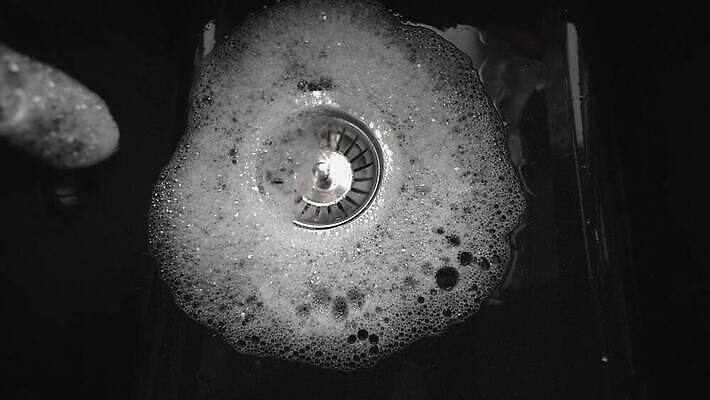 모션 표면 주택 사람없음 물 빛 달리기 환경 금속 주방 목욕 거품 젖음 흐름 욕실 소용돌이 구멍 액체 개울 환경오염 오염 닫기 떨어짐 빨래 은색 순수 싱크대 수도꼭지 대야 낭비 배관공 샤워실 폐수 하수 스플래쉬 4K MOV 해외동영상 슬로모션 클립영상 자연요소 컬러 컨셉 가사 재질 촬영기법 건물 강 청결 회오리 개수대 동영상 샤워시설 파일형식