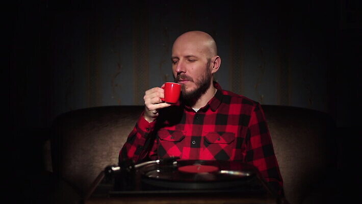 직업 음악 백그라운드 셔츠 한명 컵 빨간색 파티 검은색 소리 듣기 장비 판넬 역 볼륨 혼합 DJ 책상 오디오 대머리 아날로그 시스템 스테레오 비닐 멍청이 제어 플레이어 힙스터 MOV 해외동영상 클립영상 1 헤어스타일 식기 패션 컬러 가구 상의 교통시설 모션 재질 문화예술 사람 이벤트 전자제품 동영상 파일형식