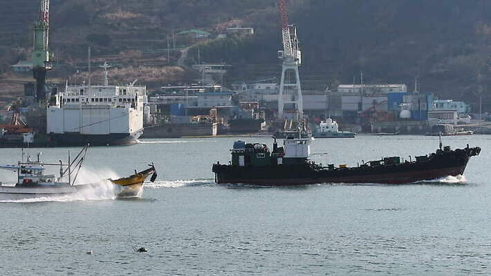 실루엣 산업 바다 섬 교통시설 자연 하늘 낚시 휴가 한국 항해 사람없음 야외 물 파란색 빛 평화 항구 만 어선 보트 작음 크루즈 함선 상업 리프트 낚시꾼 옛날 수평선 4K MOV 해외동영상 클립영상 자연요소 아시아 컬러 교통 컨셉 배_교통 레저 촬영기법 크기 시설 생태계 동영상 파일형식