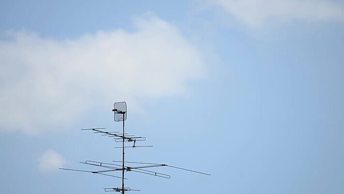 컬러 인터넷 통신 자연 하늘 세포 사람없음 야외 파란색 빛 스마트폰 글로벌 탑 금속 텔레비전 자료 어둠 힘 장비 네트워크 역 연결 무선전화기 전화기 라디오 신호 전염 봉 소통 송신기 철강 수평선 MP4 해외동영상 클립영상 건축물 컨셉 교통시설 재질 전자제품 핸드폰 스마트기기 질병 생태계 감염 동영상 파일형식