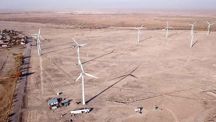 식물 산업 도로 오렌지 자연 바람 안테나 그림자 풍경 사람없음 초록색 파란색 환경 탑 힘 풍차 발전기 에너지 흰색 그린에너지 역 정상 에코 생태계 세대 항공촬영 드론 생태학 스텝 조감도 카자흐스탄 4K MP4 해외동영상 클립영상 자연요소 건축물 교육 아시아 길 뷰포인트 컬러 과일 통신 교통시설 날씨 발전소 동영상 파일형식