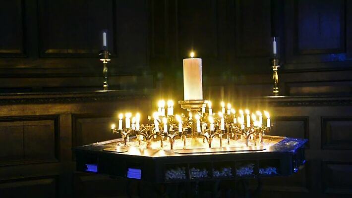 오렌지 촛불 검은배경 불 휴가 불꽃 조명 실내 풍경 사람없음 가로 빛 컬러풀 노란색 교회 어둠 장비 녹음 뜨거움 그룹 황금 큼 배열 서비스 질서 동영상 빛망울 연소 광 왁스 MOV 해외동영상 클립영상 자연요소 컬러 백그라운드 과일 초 종교건축 내부 건물 검은색 기록 예절 크기 파일형식