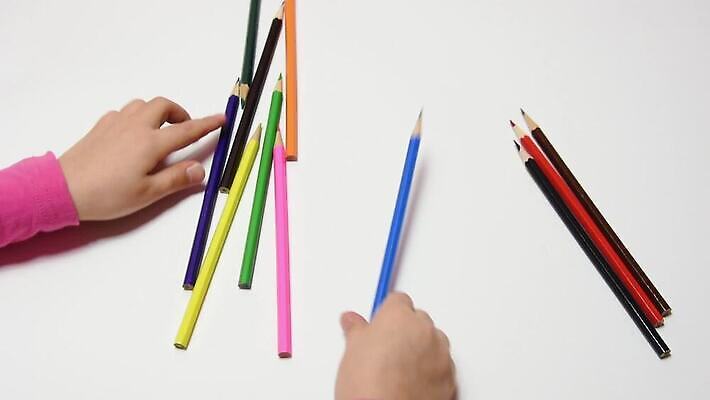 손 여자 교육 어린이 컬러 백그라운드 생각 학교 탁자 창조 미술 취미 세트 연필 쌓기 상점 정원 유치원 흰색 업무 그림 예술가 시트 제비 종료 개발 고립 넘어짐 정리함 MOV 해외동영상 클립영상 가구 모션 조류 문화예술 학용품 사람 신체부위 필기구 작업 동영상 파일형식