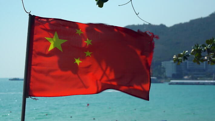 디자인 산업 아시아 바다 컬러 백그라운드 컨셉 곡선 날리기 바람 미술 동양인 사람없음 야외 경제 중국 자유 깃발 면 선거 베이징 5 공산주의 랜드마크 접기 정부 4K MOV 해외동영상 클립영상 자연요소 나라 선 모션 날씨 문화예술 인종 숫자 민주주의 동영상 파일형식