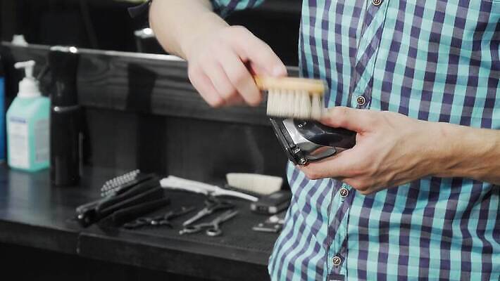 직업 라이프스타일 헤어스타일 남자 비즈니스 장신구 수염 한명 뷰티 유행 상점 기계 장비 수확 붓 미용사 이발 소중 고객 묘사 서비스 복고 조심 몸단장 유지 이발소 벌목 이발사 커터 힙스터 밀레니얼 4K MOV 해외동영상 클립영상 1 패션 컨셉 농업 사람 생활 경제 뷰티샵 동영상 파일형식