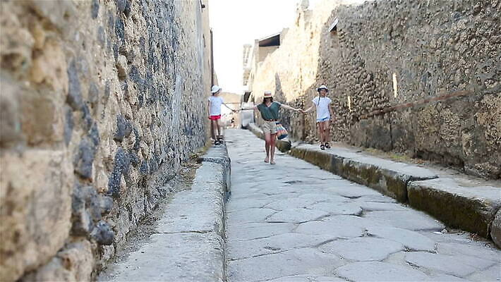 유럽 문화 어린이 여행 건축양식 가족 휴가 산 거리 사람 건물 세명 여행객 이탈리아 골동품 기둥 도시 역사 재산 폐허 화산 타운 천연기념물 개발 고고학 구시가지 나폴리 옛날 MOV 해외동영상 클립영상 건축물 교육 건축 나라 관계 금융 동영상 파일형식