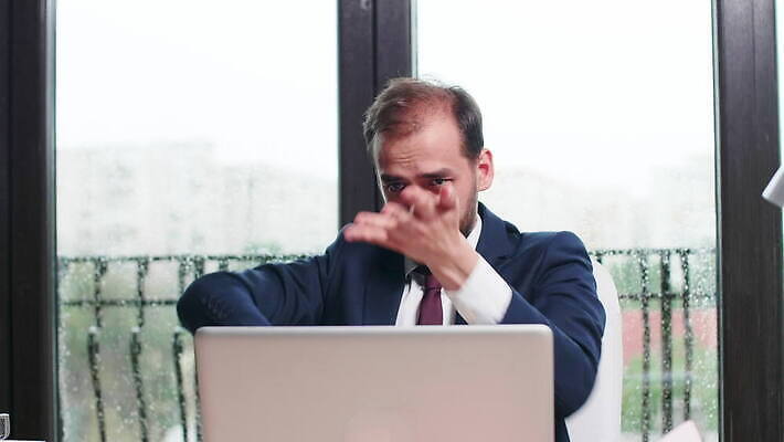 백인 직업 라이프스타일 남자 행복 비즈니스 사업가 창문 성공 사람 정장 사무실 기쁨 댄서 축하 표현 춤 비즈니스맨 자신감 즐거움 만족 흥분 경영자 리더 단절 바보 필승 혼자 표현성 자극 4K MOV 해외동영상 클립영상 서양인 옷 감정 컨셉 문화예술 생활 우승 직장인 동영상 파일형식