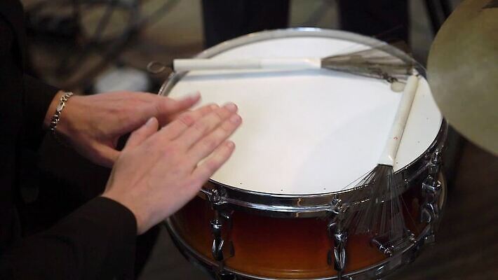 백인 손 남자 음악 포즈 노래 놀이 타악기 사람 금속 소리 콘서트 공연 연주자 음악가 장비 모임 무대 기구 악단 마이크 클럽 드럼 예술가 쇼 오디오 재즈 드러머 드럼스틱 리듬 뮤지컬 베이스 실행 팝 생존 MOV 해외동영상 클립영상 서양인 직업 악기 음향기기 재질 현악기 문화예술 이벤트 신체부위 전자제품 동영상 파일형식